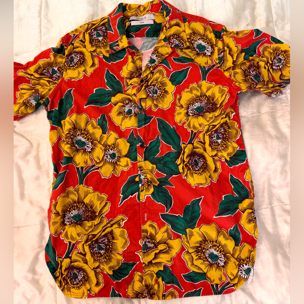 Men’s Beautiful Fül tropical print button down short sleeve shirt.